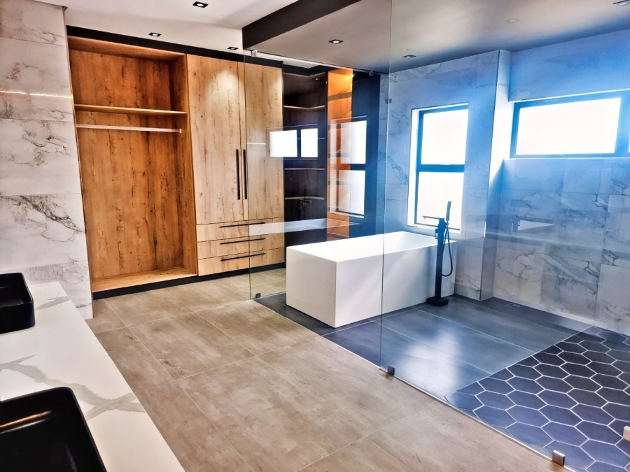 5 Bedroom Property for Sale in Parklands North Western Cape